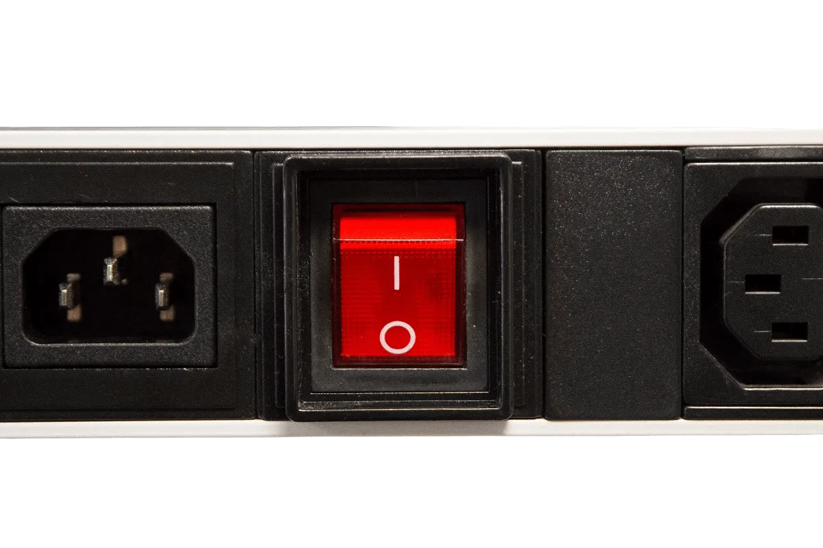 Вертикальный блок розеток Rem-16 с выкл., 14 IEC 60320 C13, 10 C19, вход C20 16A, алюм., 33-48U Вертикальный блок розеток Rem-16 с выкл., 14 IEC 60320 C13, 10 C19, вход C20 16A, алюм., 33-48U