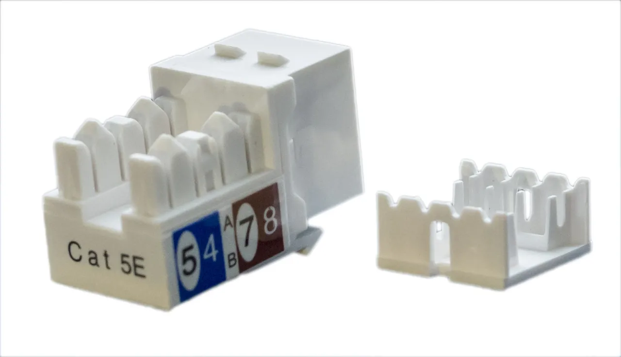 Hyperline KJ9-8P8C-C5e-90-WH