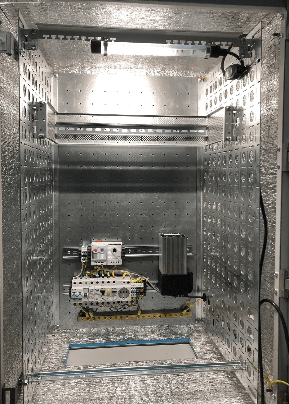 Шкаф уличный всепогодный настенный укомпл. 18U (Ш600 × Г500), нерж. сталь, комплектация Т1-IP54/55