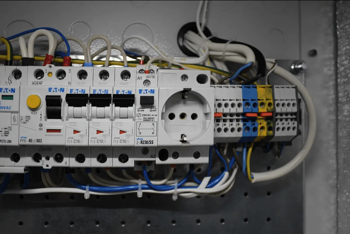 Шкаф всепогодный напольный 24U (Ш1000 × Г600), комплектация ТК с контроллером MC3 и датчиками