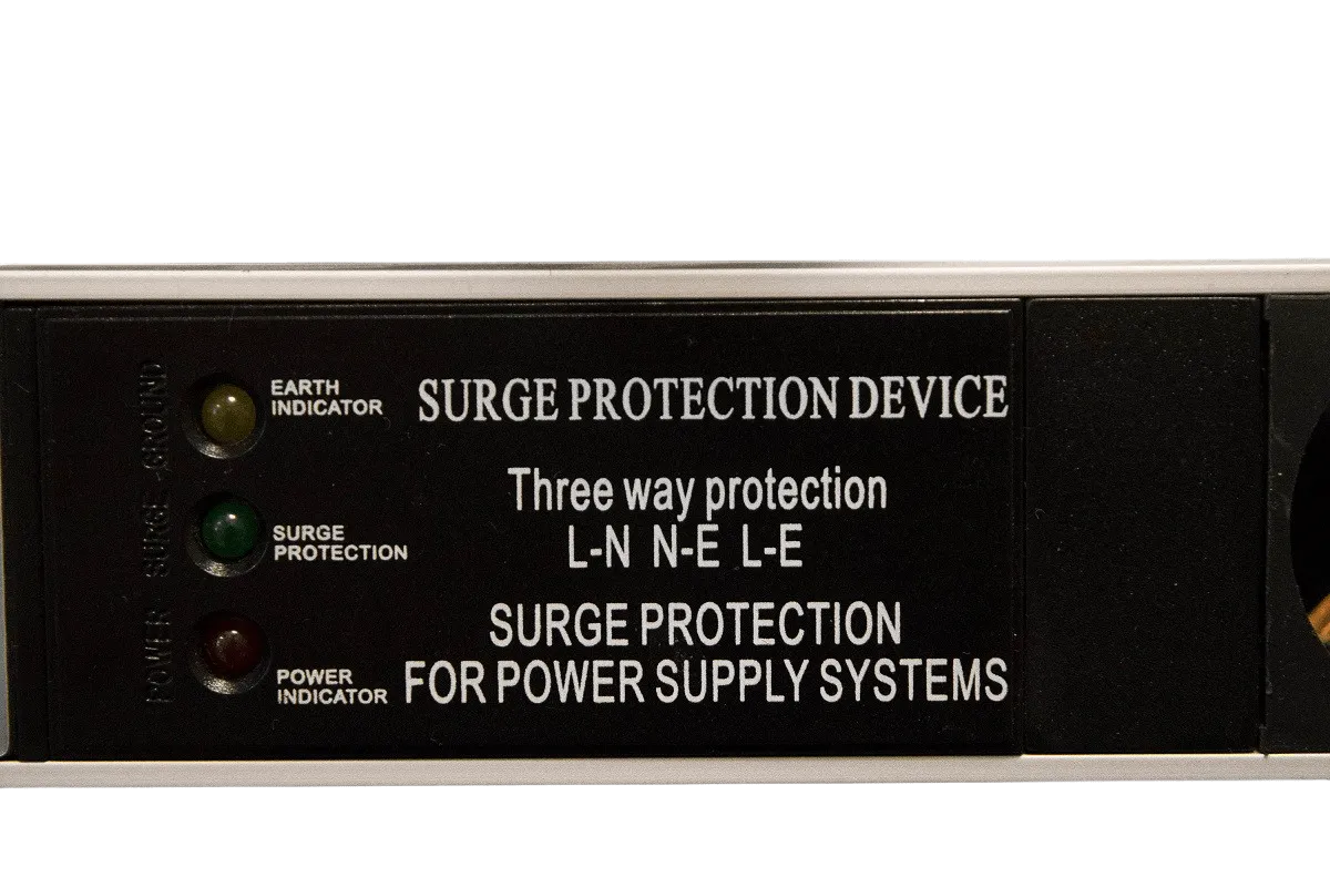 Вертикальный блок розеток Rem-16 с фил. и инд., 25 IEC 60320 C13, алюм., 42-48U, шнур 3 м. Вертикальный блок розеток Rem-16 с фил. и инд., 25 IEC 60320 C13, алюм., 42-48U, шнур 3 м.