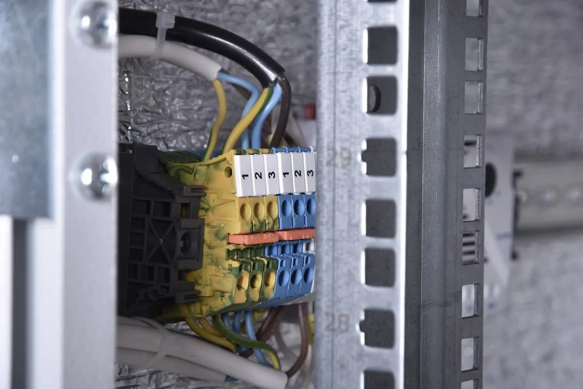 Шкаф всепогодный напольный укомплектованный 18U (Ш1000 × Г900) с эл. отсеком, комплектация Т1-IP55