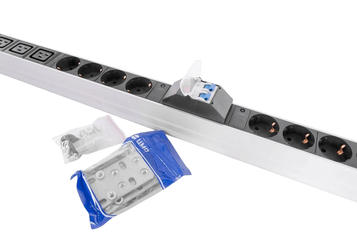 Верт. блок розеток Rem-32 на 2 конт. по 10 Schuko, 6 C19 с авт. и амп., 2×16A, алюм.,42-48U,колодка