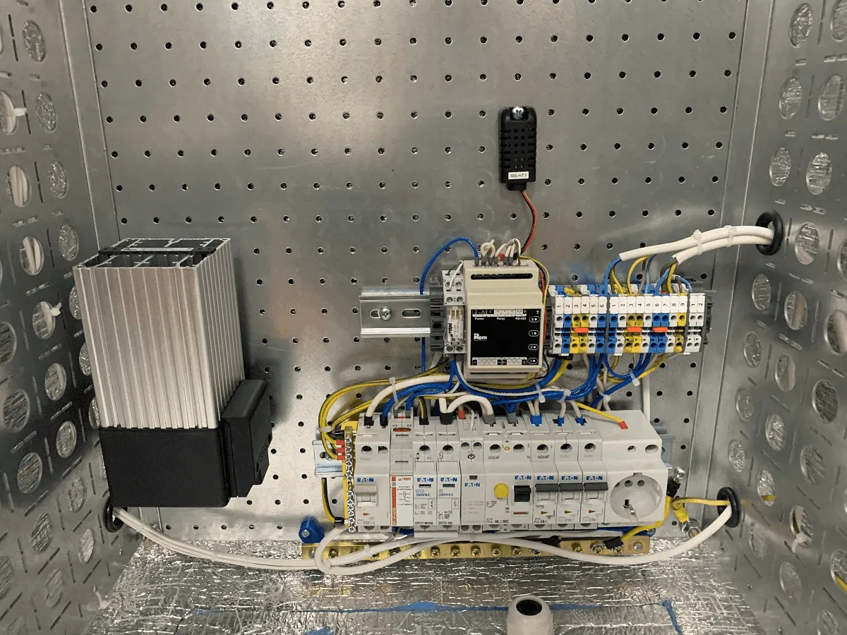 Шкаф всепогодный настенный 15U (Ш600 × Г500), нерж. сталь. компл.  Т1 с контроллером MC1 и датчиками
