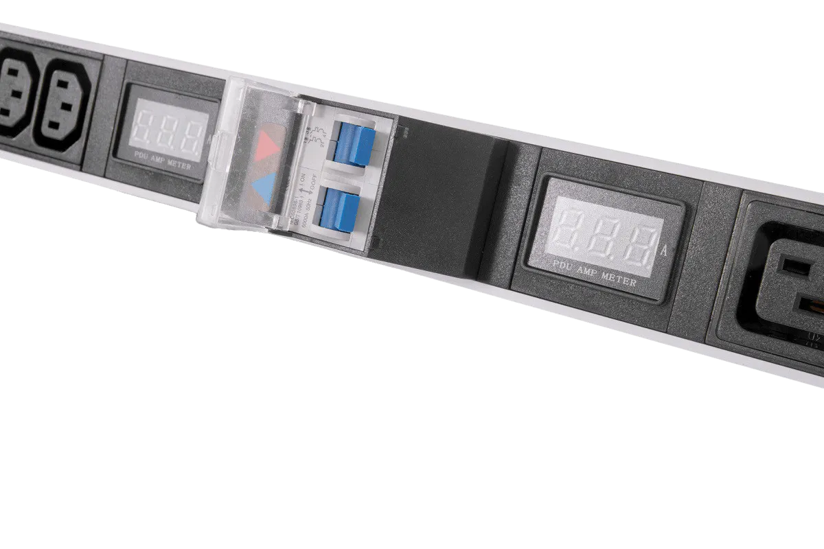 Верт. блок розеток Rem-32 на 2 конт. по 5 C19, 10 C13 с авт., и амп., 2×16A, алюм., 33-48U, колодка