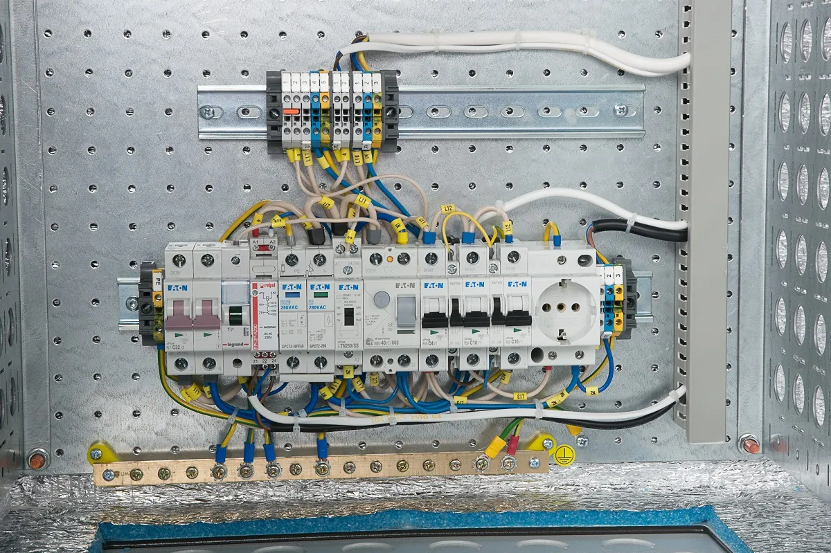 Шкаф всепогодный настенный 18U (Ш600 × Г500), комплектация ТК с контроллером MC3 и датчиками