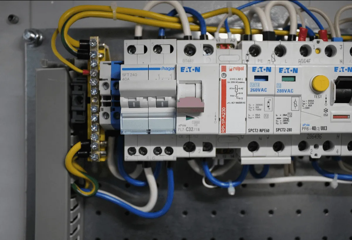 Шкаф всепогодный напольный 36U (Ш1000 × Г600), комплектация ТК с контроллером MC3 и датчиками